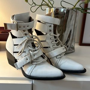 Chloe Rylee boots in White